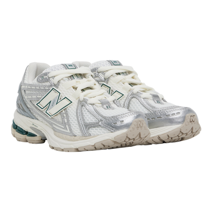 حذاء نيو بالانس 1906R بلون "الكريم الفضي المعدني"