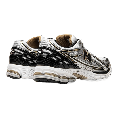 نيو بالانس 1906R "فضي معدني وذهبي معدني"