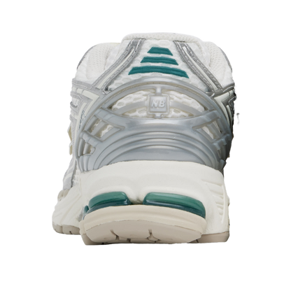 حذاء نيو بالانس 1906R بلون "الكريم الفضي المعدني"