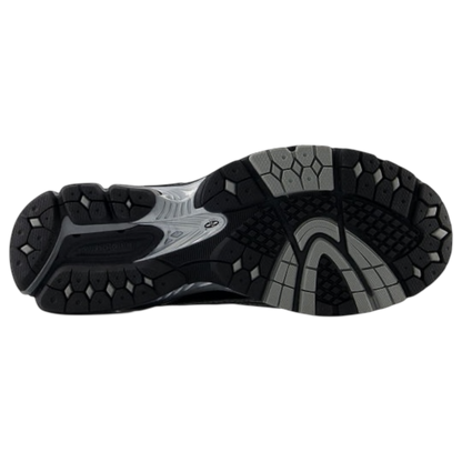 حذاء نيو بالانس 1906L بدون كعب، لون فضي معدني أسود